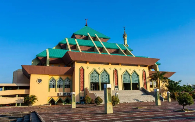 RedDoorz Plus Near Kepri Mall