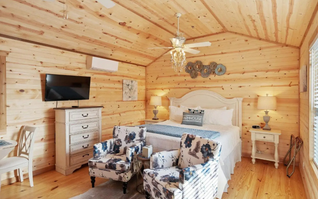 Stunning Cabin Right on Main St!