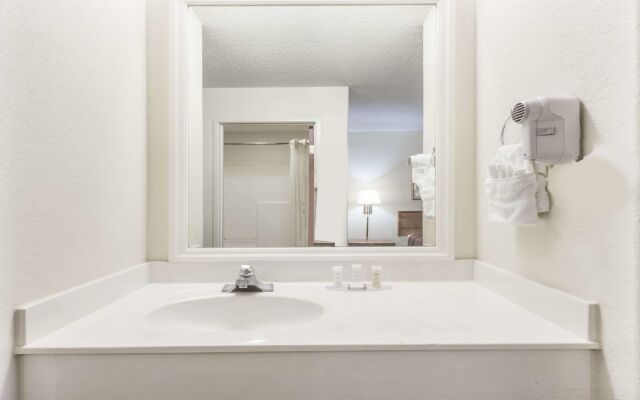 Baymont by Wyndham Iowa Lake Charles