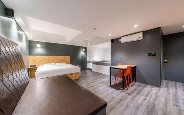 27 Hotel