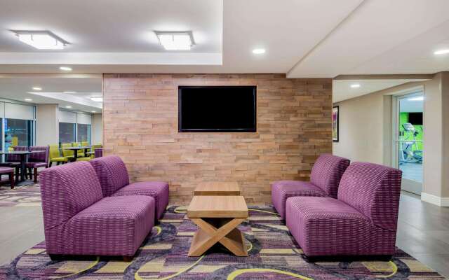 La Quinta Inn & Suites by Wyndham Baltimore BWI Airport