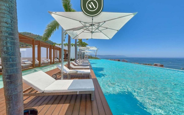 Luxury 1BR Condo With Private Terrace - Ocean View