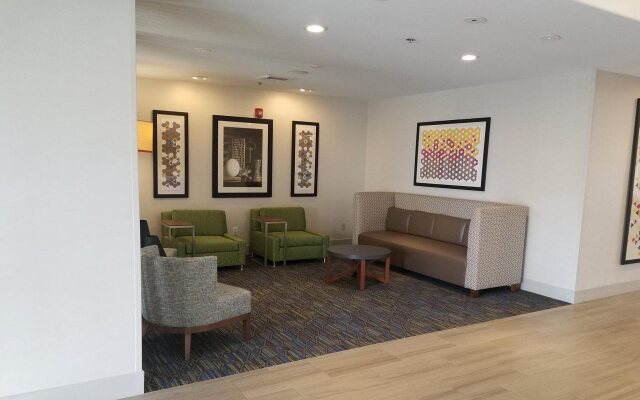 Holiday Inn Express & Suites Dinuba West by IHG