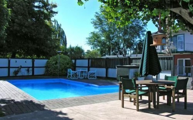 Camberley Court Motel