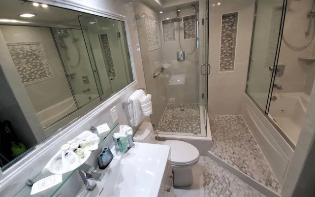 Alexander 1401 3 Bedroom Apts by RedAwning