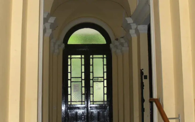 Romantic Garden Art Studio near Andrassy Avenue