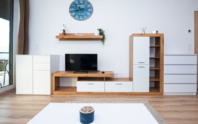 WaterFront City Apartments by UrbanRent