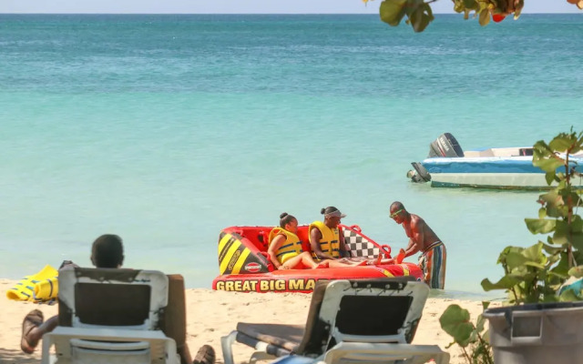Aqua Verde- Burbon Beach Club