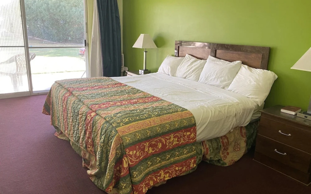 Desert Grove Inn and Suites