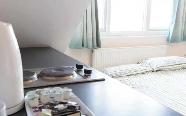 Pebbles Guest House - Flat 6