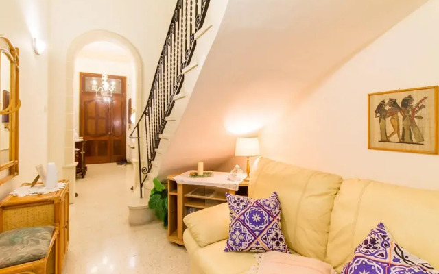Madonnina Sunny Townhouse in Kalkara