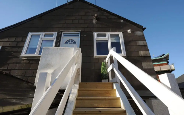 11 The Gables