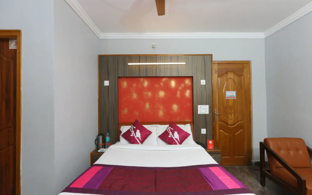 OYO 8828 Holidays Dollars Grand