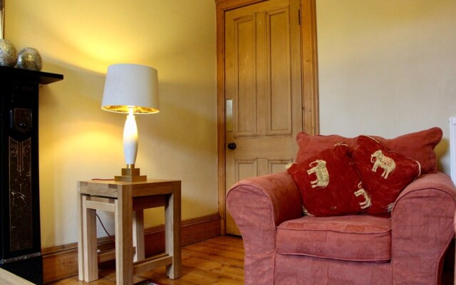 Traditional 2 Bedroom Apartment in Edinburgh