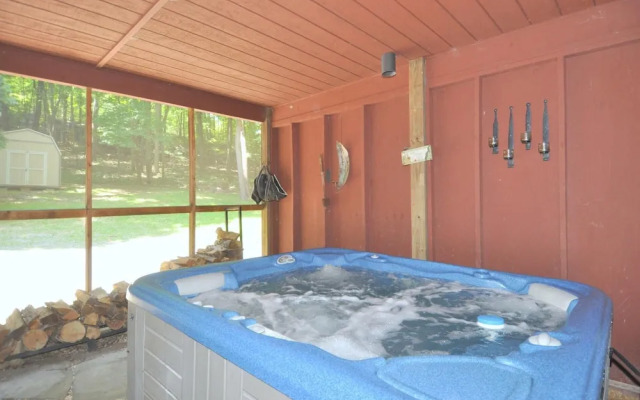 Sqyrls Nest - 3BR Retreat With a Hot Tub