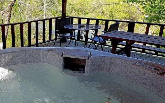 Safari on Glover River With Private Riverfront Access and Hot Tub by Redawning