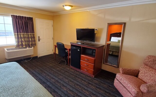 Delmonico Inn & Suites