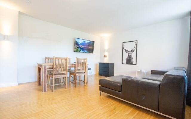 Tolstov-Hotels Generous 3 Room Apartment