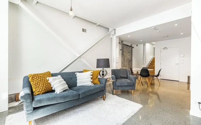 Contemporary 1BR Queen St. Retreat by Zodiak Stays