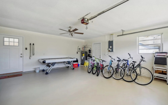 Bikes, Yard & Fire Pit at Upscale Lecanto Home!