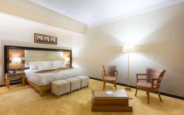 Chain Luxe Paradise Hotel