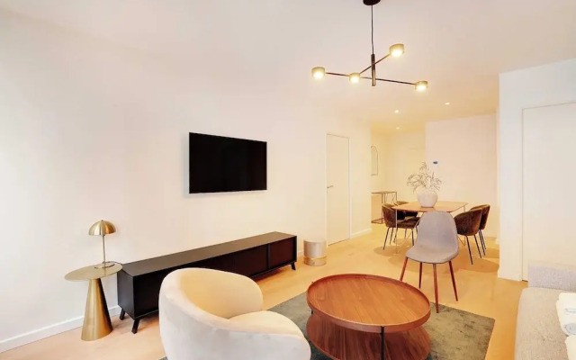 Sleek Apartment in Levallois-perret