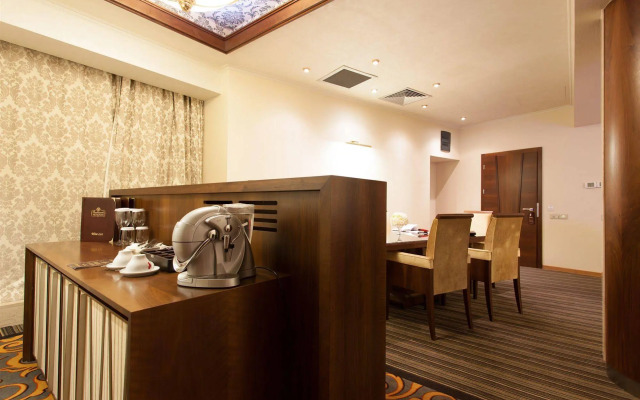Metropolis Hotel