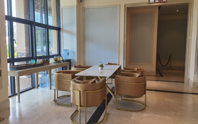 Vienna Hotel (Beihai Weizhou Island Lanqiao seaview shop)