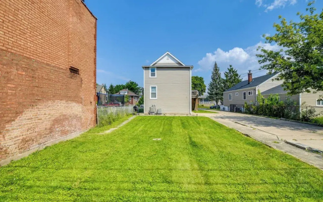 Dog-friendly Blue Island Apt w/ Backyard!
