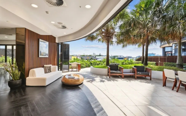 Chic 1-bed With Parking, Pool and Gym