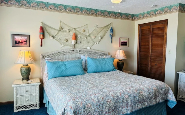 Great Place 5 Bedroom Home by RedAwning