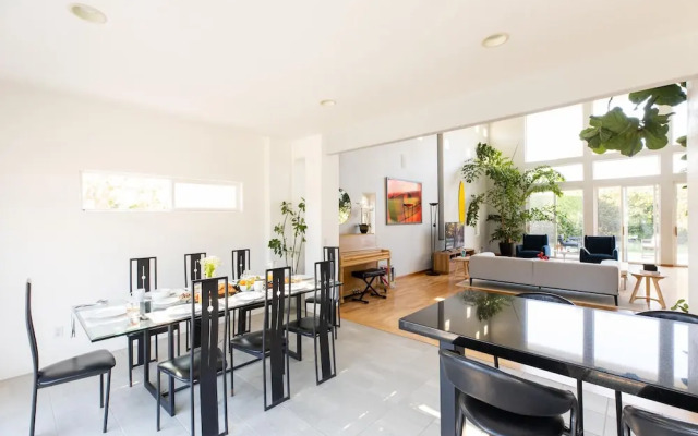 Beachcomber by AvantStay | 1 Block from Beach - Modern Estate w/ Ocean Views