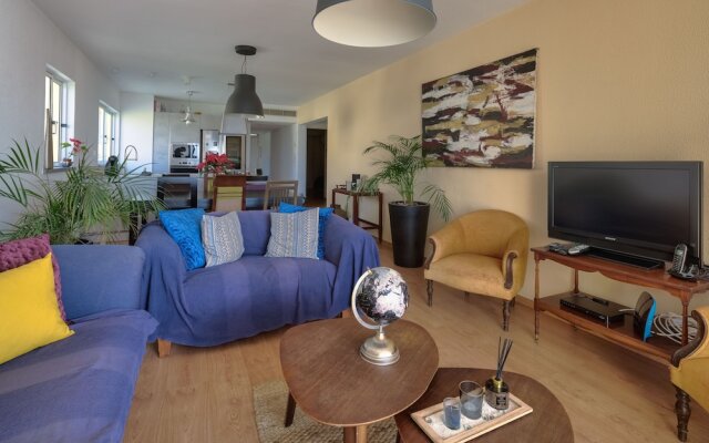 Charming Paint House Apartment in Pestana