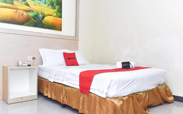 RedDoorz Plus near Sultan Hasanuddin Airport
