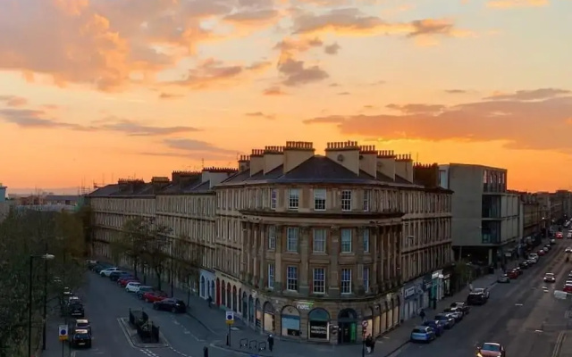 Warm, Upgraded Top-floor Flat in Finnieston