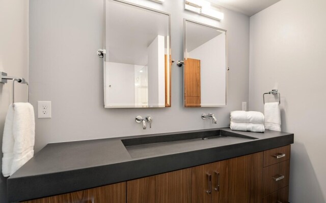 Relaxing in Paradise w Private Roof Top Deck!!