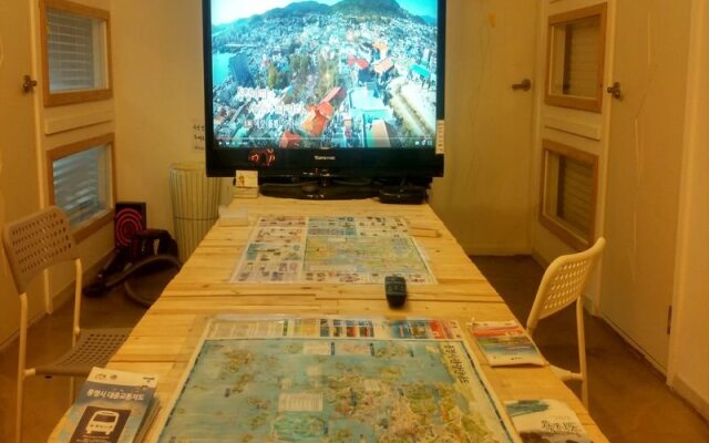 Life Guesthouse - Hostel