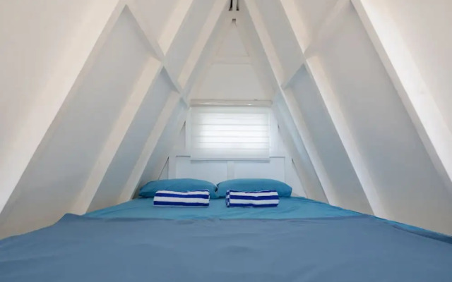 Costas De Liwa Bar & Beach Resort