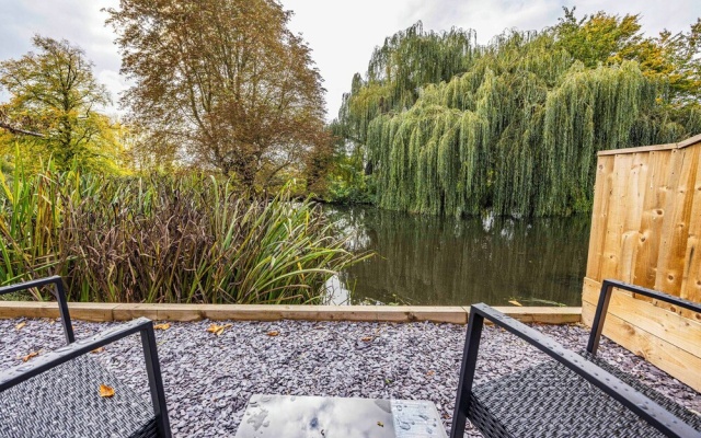 4 Riverside Mews