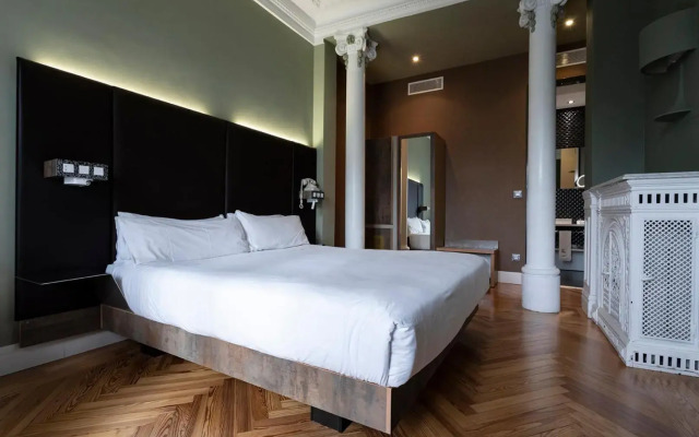 Petit Palace Lealtad Plaza