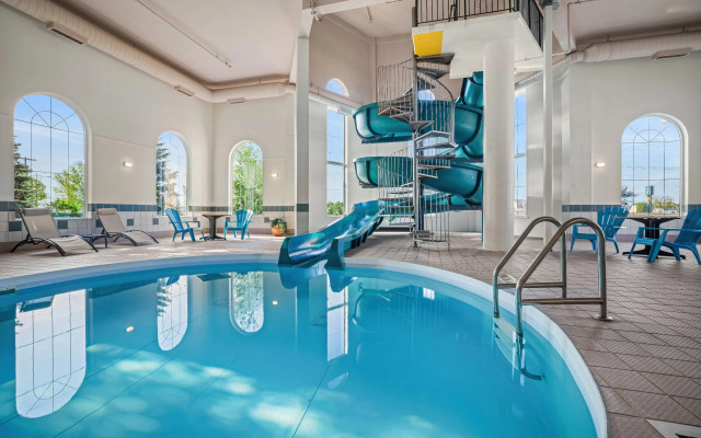 Days Inn & Suites by Wyndham Winkler