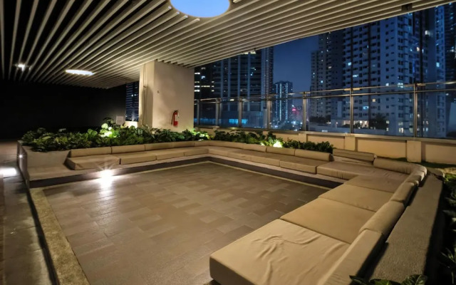 Room-sleek Studio With City Views on the