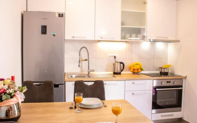 Julia's beautiful apartment for 6 with parking