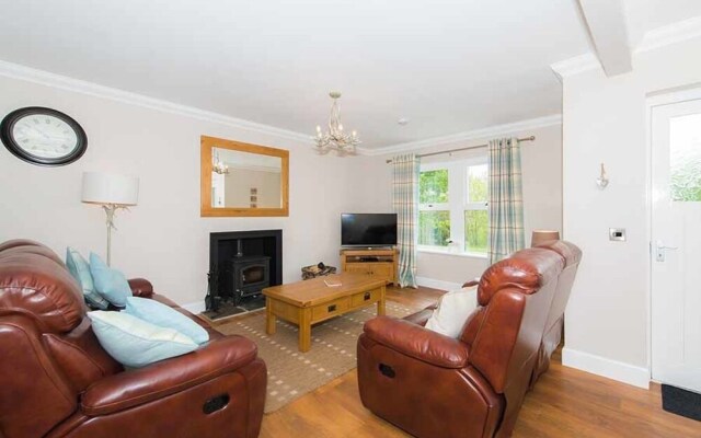 Maple Cottage With Hot Tub Near Cupar, Fife