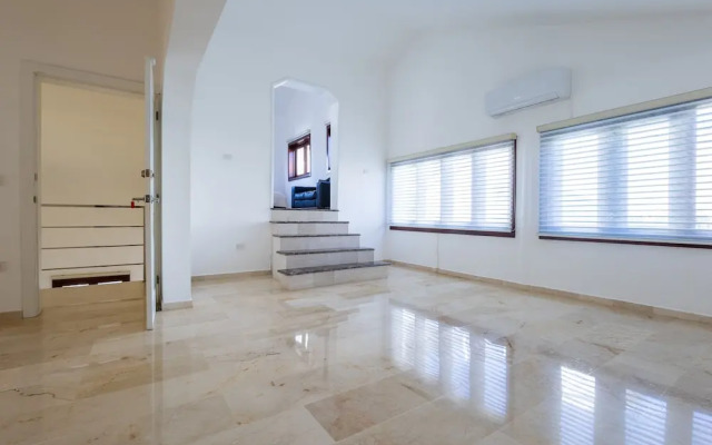 Beachfront 7BR Villa with Pool & Maid