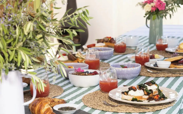 The Green House by Santiago de Alfama