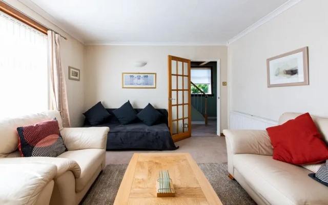 Empty2occupied Family Home in Craigour Terrace With Driveway & Garden