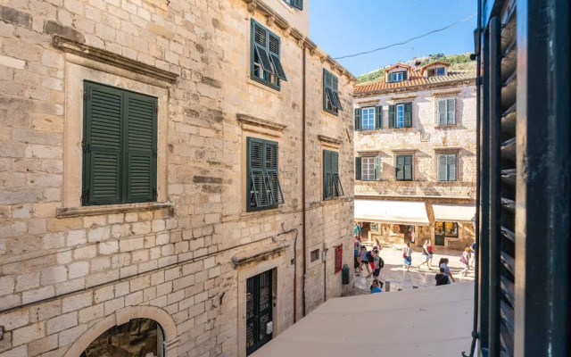 Two Stars Two Beds Downtown Apartment