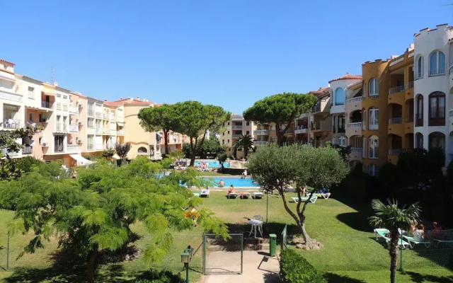 Apartment in Empuriabrava Near Beach