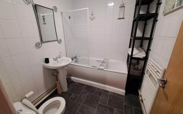 City-center Flat Sleeps 4 With Balcony